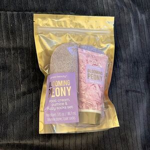 Blooming Peony foot cream, pumice, and fuzzy socks set